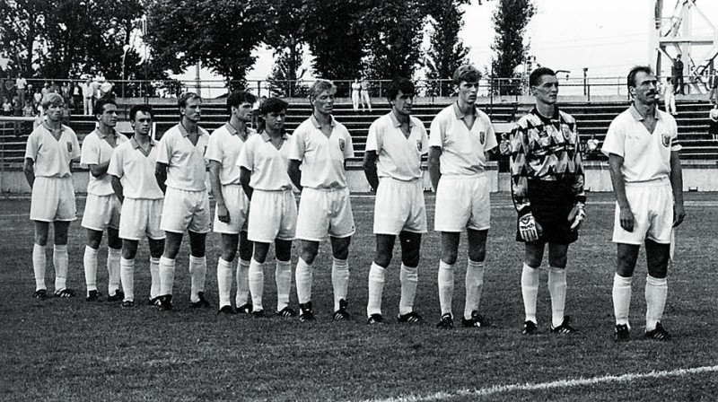 Latvijas izlase 1992. gada 12. augustā "Daugavas" stadionā Rīgā pirms mača ar Lietuvu. Pirmais kvalifikācijas mačs kopš neatkaŗības atjaunošanas