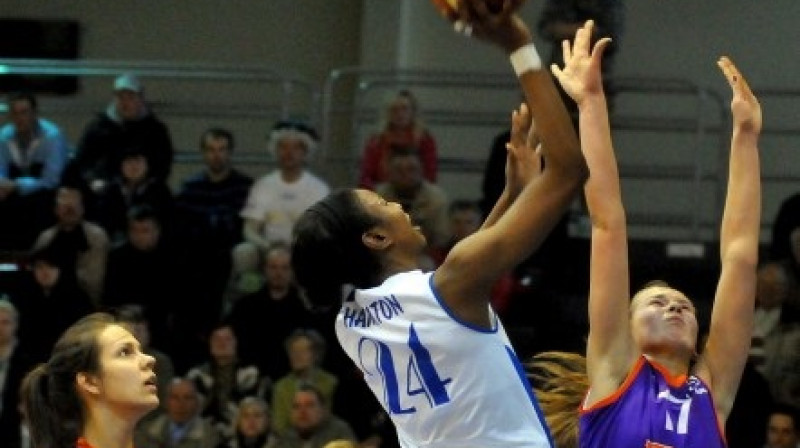 Rūta Veidere aizsardzībā pret Kīšu Hemptoni
Foto: Romualds Vambuts, Sportacentrs.com