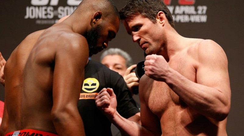 Džons Džonss (no kreisās) un Čels Sonens
Foto: ufc.com