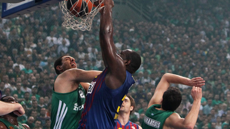 Neits Džavai triec bumbu "Pao" grozā
Foto: AP/Scanpix