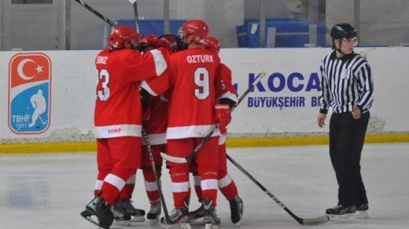 Turcijas hokejisti var priecāties - vieta 2. divīzijas B grupā nosargāta. Foto: IIHF