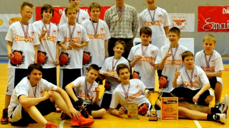 BJBS Rīga: Swedbank Latvijas Jaunatnes basketbola līgas čempioni Colgate U13 grupā.
Foto: Romualds Vambuts