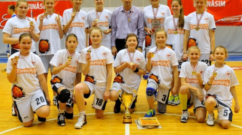 BJBS Rīga/Rīdzene: Swedbank Latvijas Jaunatnes basketbola līgas Colgate U13 grupas čempiones.
Foto: Romualds Vambuts