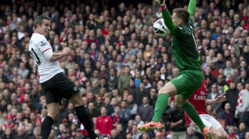 Voicehs Ščensnijs glābj komandu pēc Robina van Pērsija sitiena
Foto: AFP/Scanpix