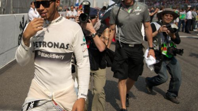 Luiss Hamiltons preses uzmanības centrā
Foto: AFP/Scanpix