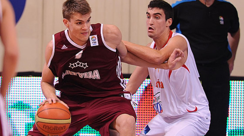 Ojārs Siliņš un Latvijas U20 izlase: turpinās gatavošanās Eiropas U20 čempionātam.
Foto: fibaeurope.com