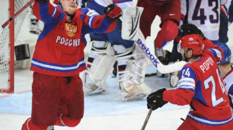 Aleksandrs Perežogins līksmo 2012. gada finālā pret Slovākiju. Fonā bijušais "Dinamo" hokejists Tomāšs Surovijs.
Foto: AFP/Scanpix
