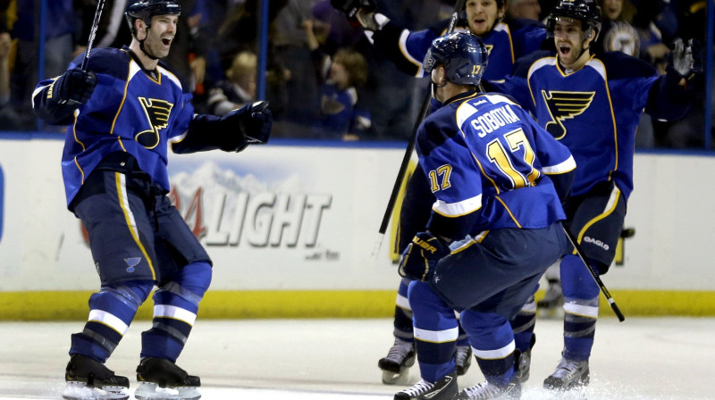 "Blues" hokejisti atzīmē vārtu guvumu
Foto: AP/Scanpix