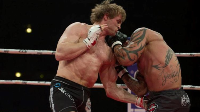Konstantīns Gluhovs cīņā ar Valentīnu Overīmu
Foto: sherdog.com