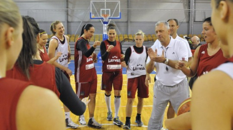 Sieviešu valstsvienība: pirmā nedēļa darba ritma sajušanai.
Foto: Romualds Vambuts