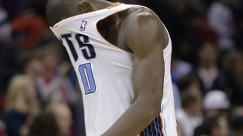 Šarlotes "Bobcats" spēlētājs Bismaks Bijombo piesedz seju pēc kāda no sezonas 61 zaudējuma
Foto:AP/Scanpix