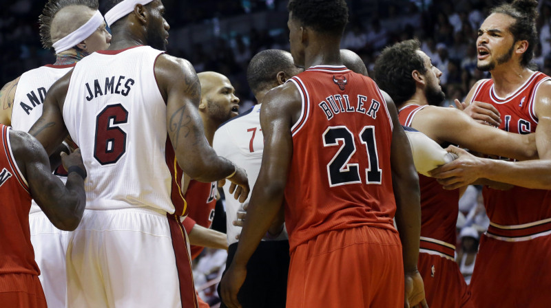 Sērijas otrajā mačā starp "Heat" un "Bulls" basketbolistiem noritēja ārkārtīgi fiziska un nepiekāpīga cīņa
Foto: AP/Scanpix