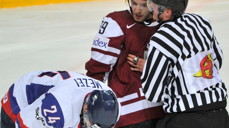 Zemgus Girgensons mirkli pēc sitiena izdarīšanas
Foto: Romāns Kokšarovs, Sporta Avīze, f64