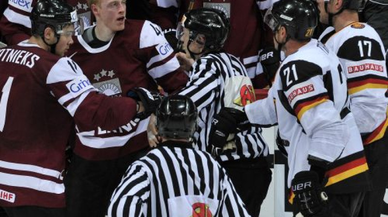 Mārtiņš Cipulis 12 sekundes pirms spēles beigām saņēma 5+20 minūšu noraidījumu
Foto: Romāns Kokšarovs, Sporta Avīze/f64