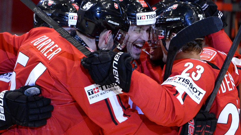 Luka Konti (centrā) saņem komandas biedru apsveikumus. Foto: AFP/Scanpix