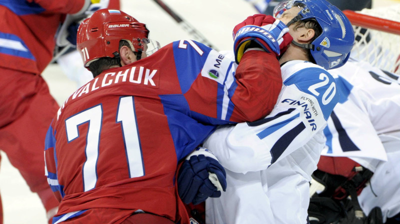 Iļja Kovaļčuks izdara sitienu Jannem Pesonenam 
Foto: AP/Scanpix