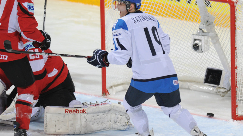 Veli-Mati Savinainens (nr.19) šovakar divreiz sarūgtināja Bernhardu Štarkbaumu
Foto: AFP/Scanpix