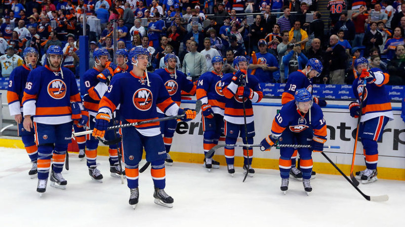 "Islanders" tikai noskatās kā "Penguins" priecājas par iekļūšanu otrajā kārtā.