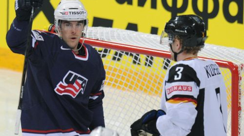 Pirmo vārtu autors Bobijs Batlers un Vācijas izlases aizsargs Džastins Krīgers
Foto:AFP/Scanpix