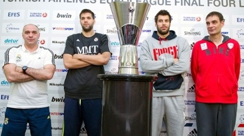 Pablo Laso, Felipe Reijess (Real Madrid), Giorgioss Printezis un Giorgioss Barcokas dienu pirms fināla
Foto: Euroleague.net