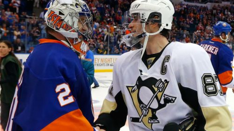 "Islanders" vārtsags Jevgēņijs Nabokovs apsveic "Penguins" kapteini Sidniju Krosbiju ar uzvaru
Foto:AFP/Scanpix