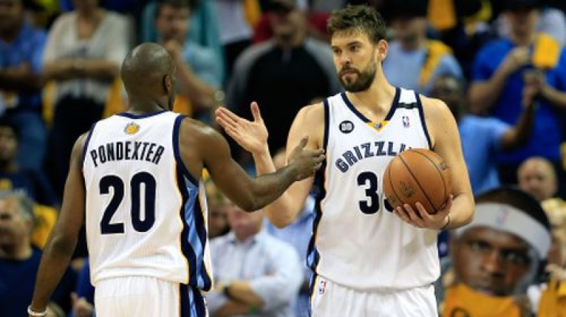 Kvinsijs Pondeksters apsveicu Marku Gazolu ar veiksmīgo sniegumu pret "Thunder"
Foto:AFP/Scanpix