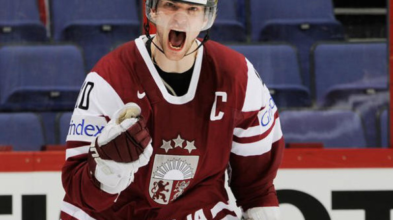 Lauris Dārziņš, ražojot hat-trick spēlē pret vicečempioniem slovākiem. Foto: iihf.com
