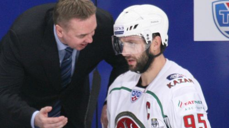 "Ak Bars" galvenais treneris Valērijs Belovs un tobrīdējais komandas kapteinis Aleksejs Morozovs
Foto: ITAR-TASS/Scanpix