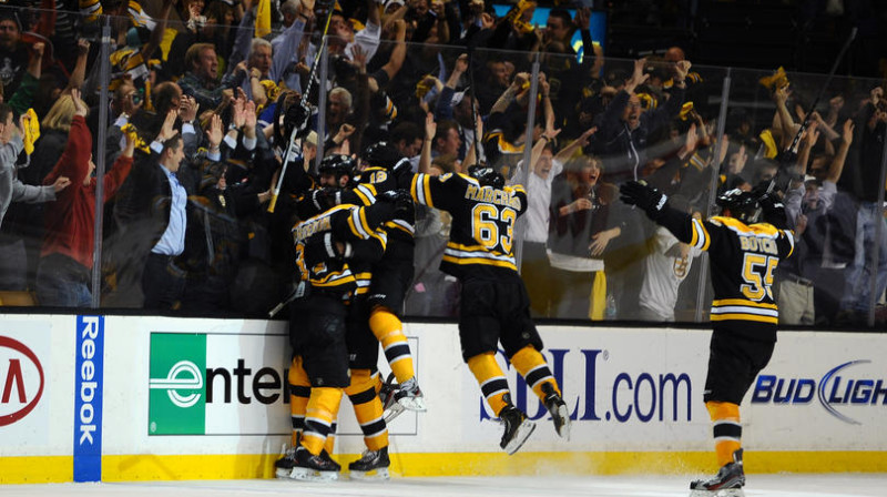 "Bruins" prieki uzvarot sēriju.