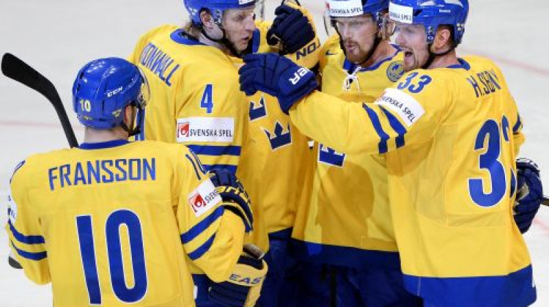 Zviedru hokejisti apsveic viens otru ar vārtu guvumu
Foto:AFP/Scanpix