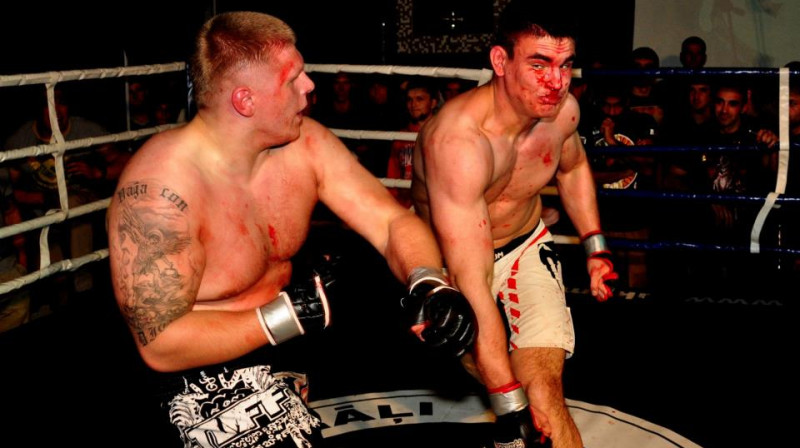 Oļegs Jemeļjanovs (no kreisās) sitienu apmaiņā ar Viesturu Saldavu
Foto: Sergejs Jerohins