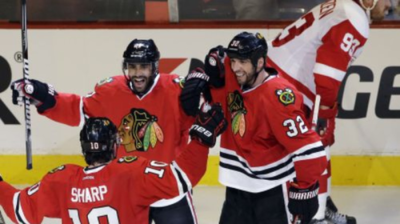 "Blackhawks" hokejisti atzīmē vārtu guvumu
Foto:AP/Scanpix