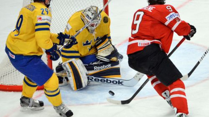 Mets Dušēns pie Zviedrijas izlases vārtiem
Foto: AFP/Scanpix