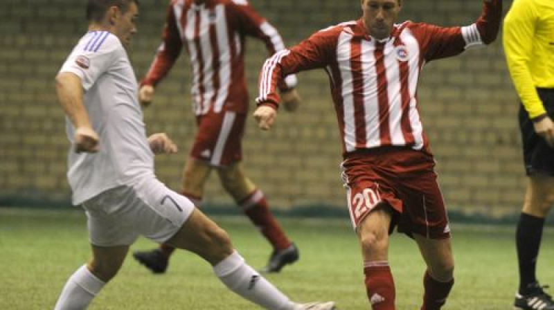 Mants Savens (baltā formā)
Foto: Romāns Kokšarovs, Sporta Avīze, f64