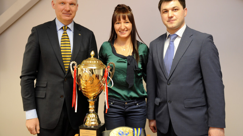 LOK ģenerālsekretārs Žoržs Tikmers, Eiropas čempione Anastasija Grigorjeva, LCF prezidents Dzintars Urbančiks
Foto: Romāns Kokšarovs, Sporta Avīze, F64