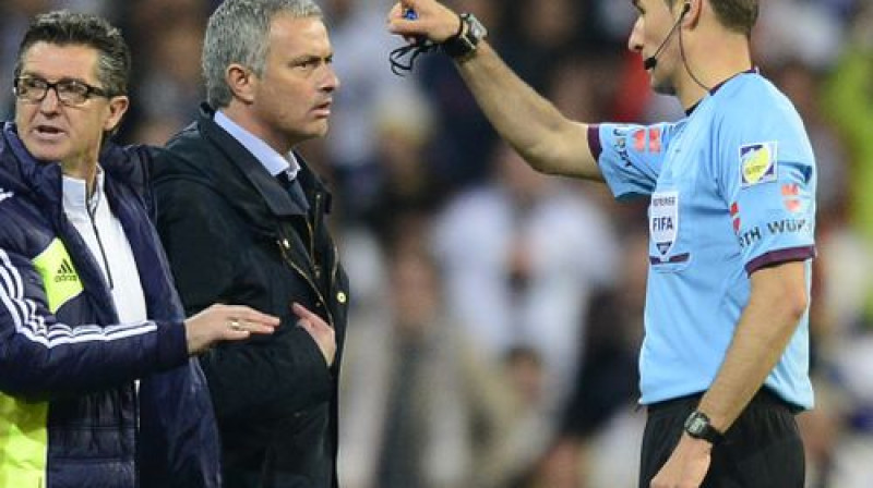 Žuzē Mourinju tiek patriekts no tehniskās zonas
Foto: AFP/Scanpix