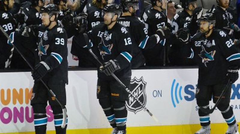 Logans Kutūrs, Patriks Marlo un Dens Boils slido gar "Sharks" soliņu
Foto:AFP/Scanpix