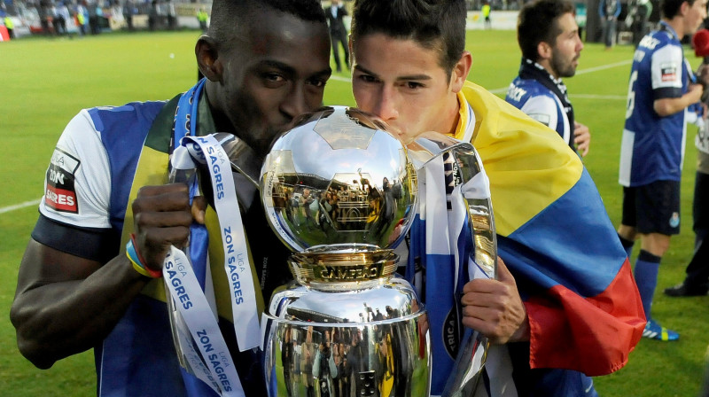 Džeksons Martiness un Džeimss Rodrigess ar Portugāles čempionu kausu 
Foto: AP/Scanpix