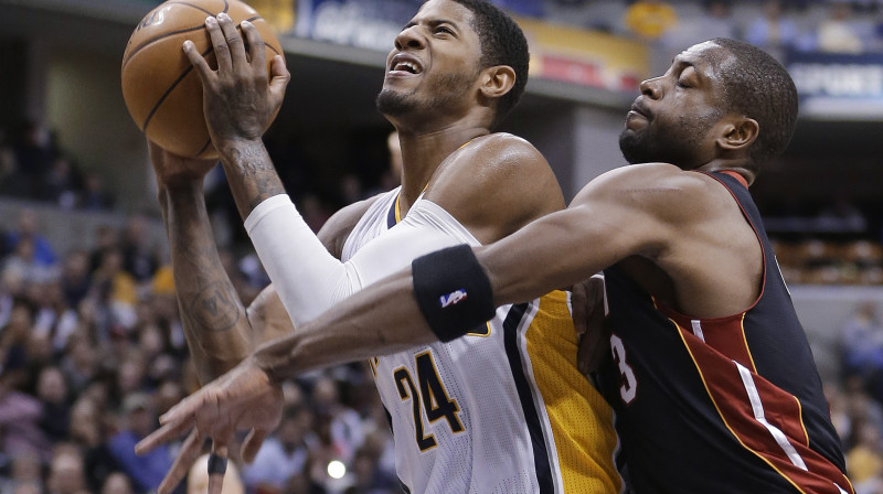 Dveins Veids (pa labi) aizsardzībā mēģina apturēt "Pacers" uzbrucēju Polu Džordžu
Foto: AP/Scanpix