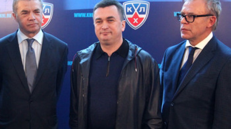 KHL prezidents Aleksandrs Medvedevs, Piejūras novada gubernators Vladimirs Mikluševskis, Krievijas hokeja funcionārs Vjačeslavs Fetisovs
Foto: rsport.ru