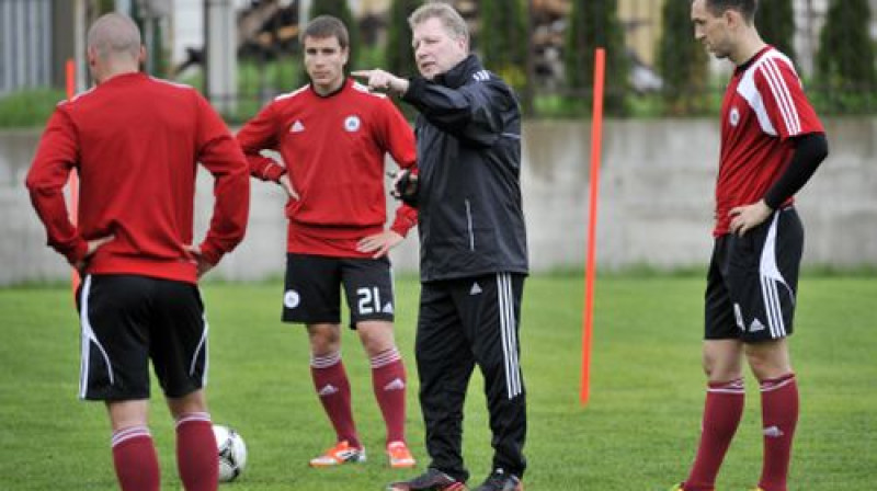 Aleksandrs Starkovs pamāca Alanu Sineļņikovu, Aleksandru Fertovu un Oļegu Laizānu
Foto: Romāns Kokšarovs, Sporta Avīze, f64