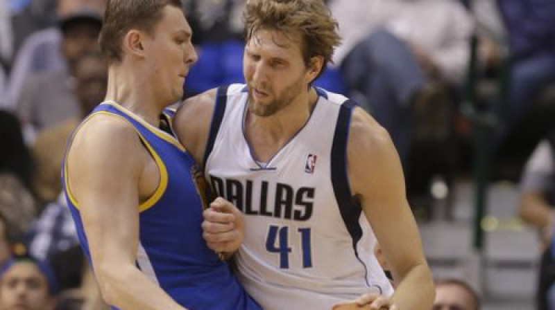 Andris Biedriņš pret Dirku Novicki
Foto: AP/Scanpix