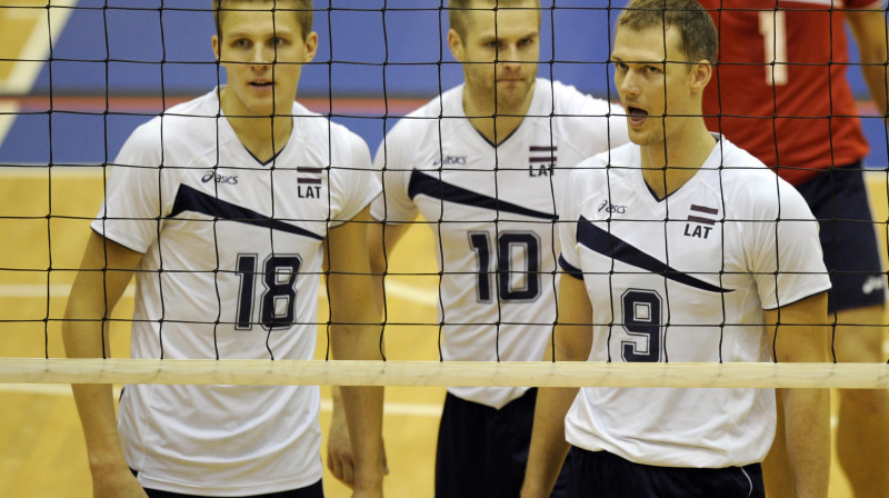 Latvijas izlases volejbolisti - Hermans Egleskalns, Lauris Iecelnieks un Viktors Koržeņevičs
Foto: Romāns Kokšarovs, Sporta Avīze, f64