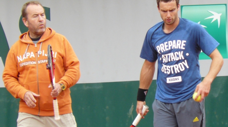 Ernests Gulbis ar treneri Ginteru Bresniku
Foto: Jānis Cīrulis