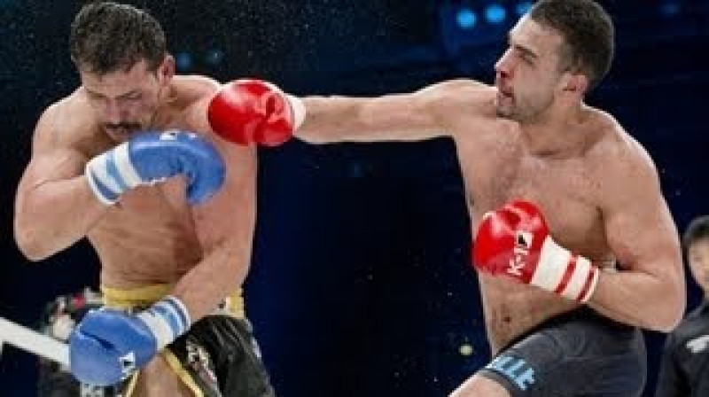 Zabits Samedovs (no kreisās) cīņā ar Badru Hari
Foto: mymma.ru