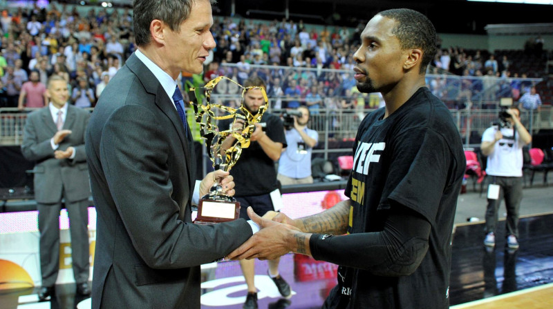 Ērls Roulends saņem LBL finālu MVP balvu
Foto: Romāns Kokšarovs, "Sporta Avīze", f64