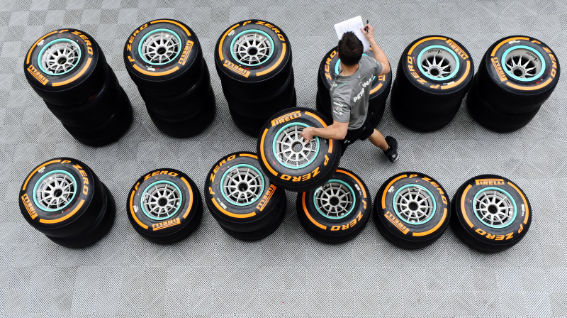 "Mercedes" komandas dalībnieks pārbauda riepas
Foto: AP/Scanpix