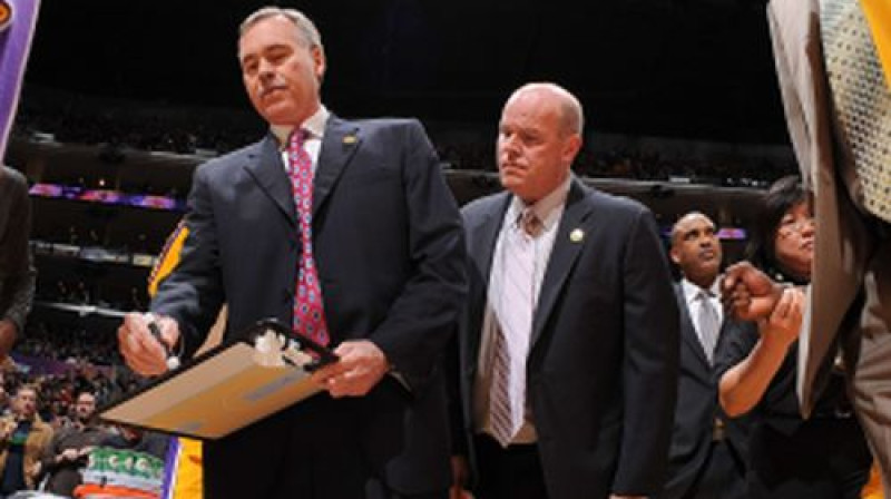 Maikam D`Antoni blakus viņa nu jau bijušais palīgs Stīvs Klifords
Foto:AFP/Scanpix