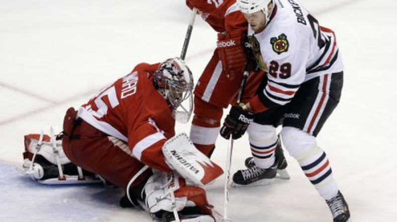 Džimijs Hovards pūlas atvairīt Braiena Bikela metienu
Foto:AP/Scanpix