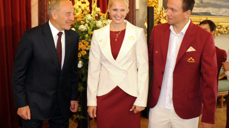 Latvijas prezidents Andris Bērziņš (no kreisās), Sinta Ozoliņa-Kovala un Ainārs Kovals
Foto: Romāns Kokšarovs, Sporta Avīze, F64